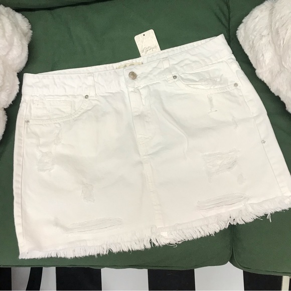 Free People Dresses & Skirts - 🔥SUPER FINAL SALE PRICE 🔥FREE PEOPLE out of the ordinary White jean mini skirt